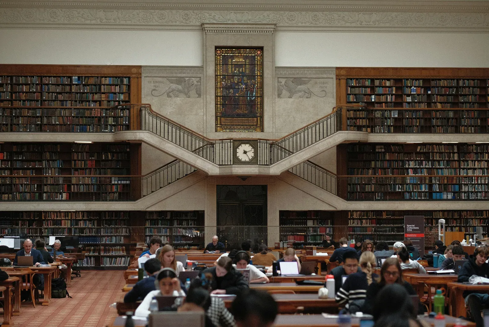 Hohe Regalreihen einer Bibliothek voller Bücher