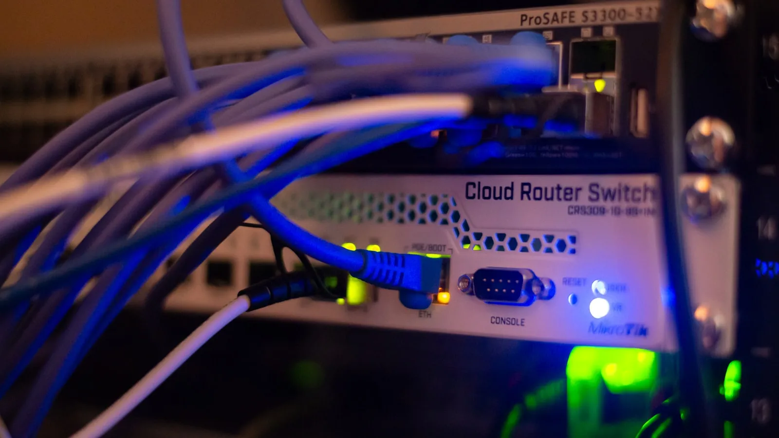 Netzwerktechnik mit eingesteckten Kabeln in Nahaufnahme