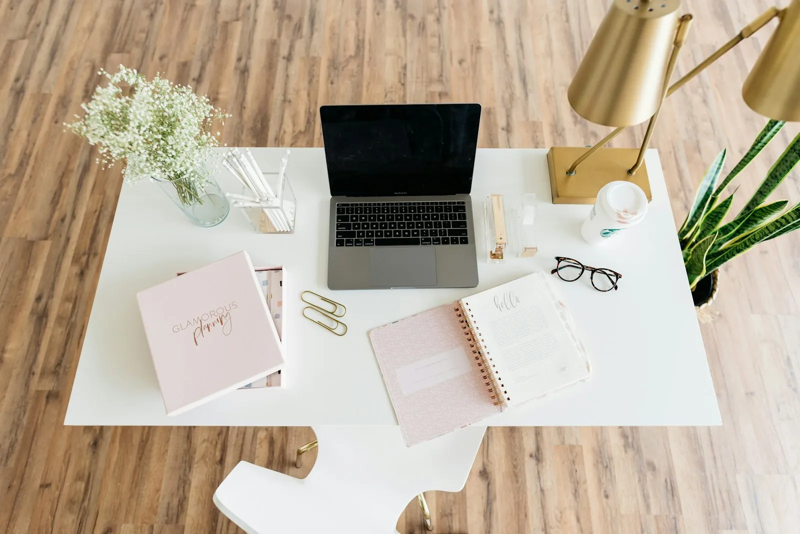 Aufgeklapptes Notebook auf einem weißen Tisch