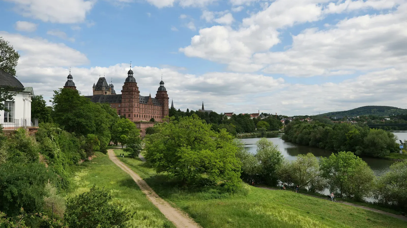 Schloss Johannisburg über dem Main in Aschaffenburg, links das Pompejanum