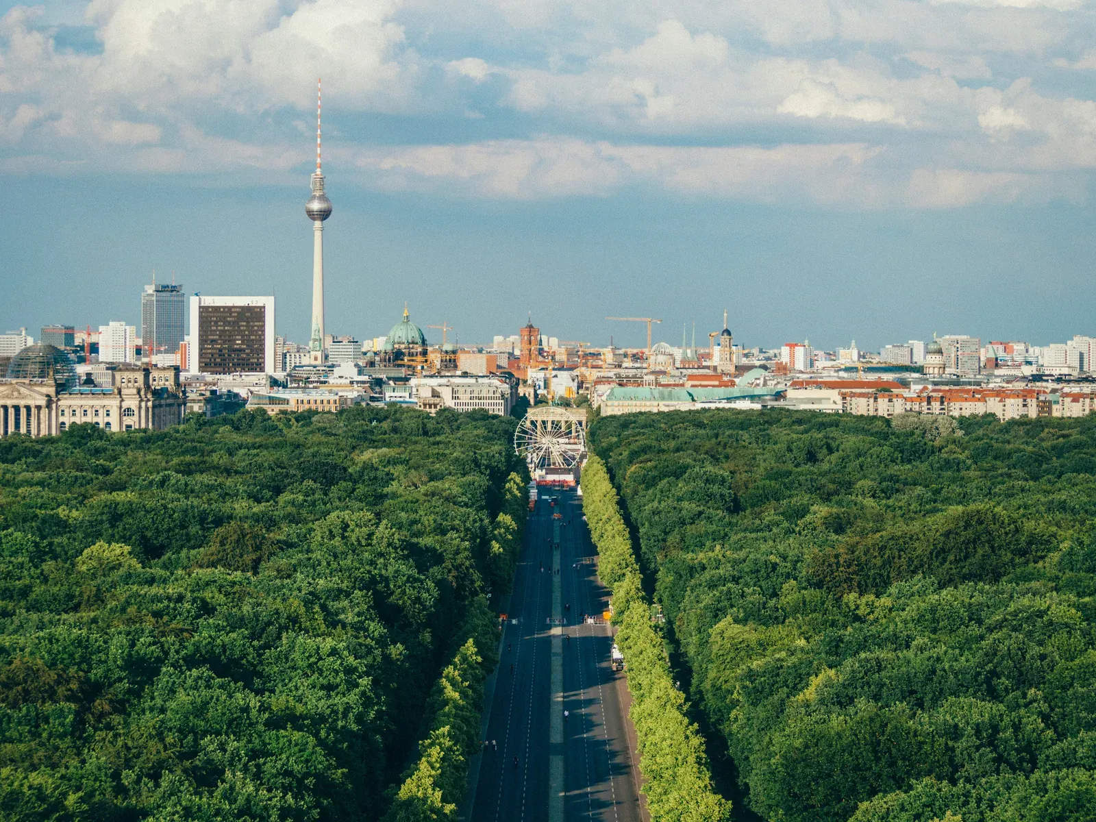 Blick über den Tiergarten auf die Berliner Innenstadt mit Fernsehturm und Berliner Dom