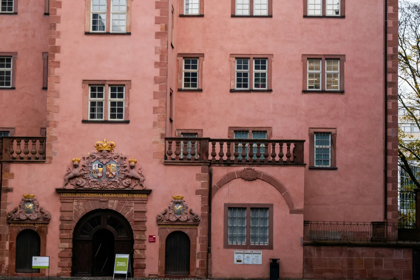 Portal des Darmstädter Residenzschlosses mit Wappen und Balustrade