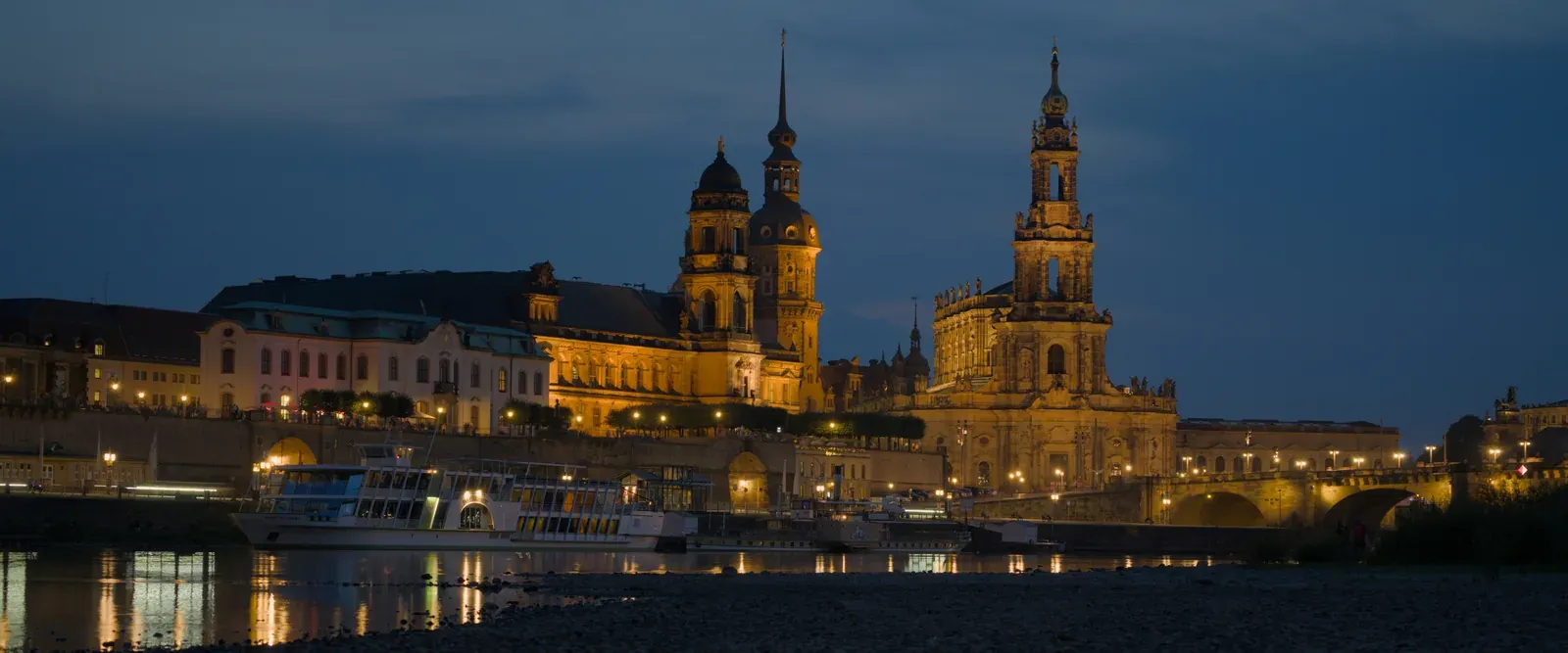Dresdner Altstadt an der Elbe mit Hofkirche und Residenzschloss in der Abenddämmerung