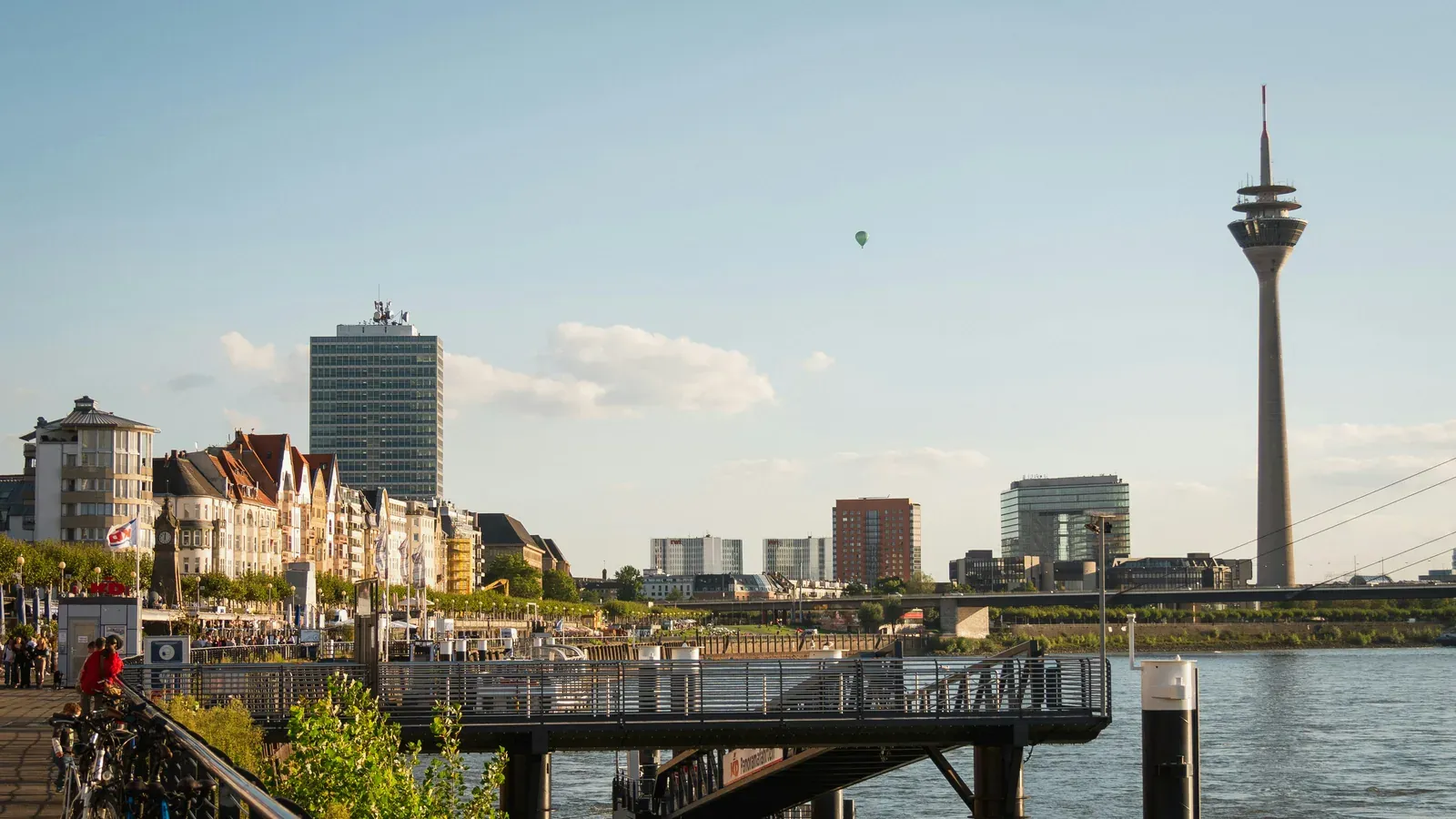 Düsseldorfer Rheinuferpromenade mit dem Rheinturm im Hintergrund