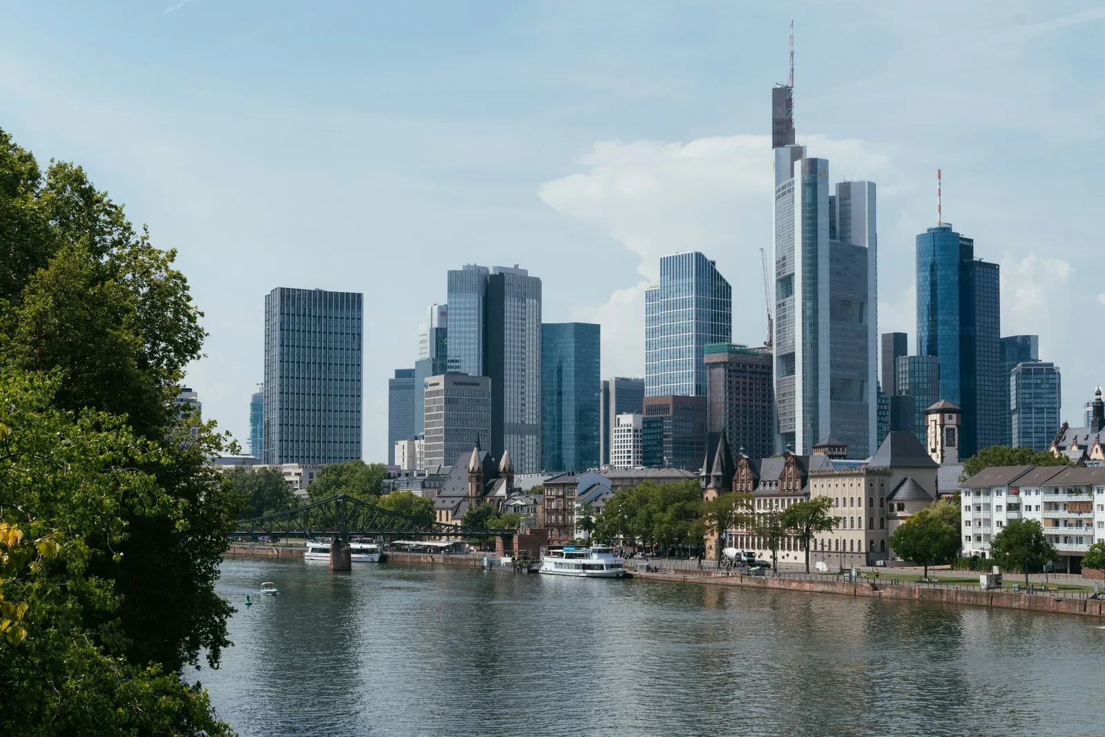 Frankfurter Bankenskyline über dem Main mit dem Eisernen Steg