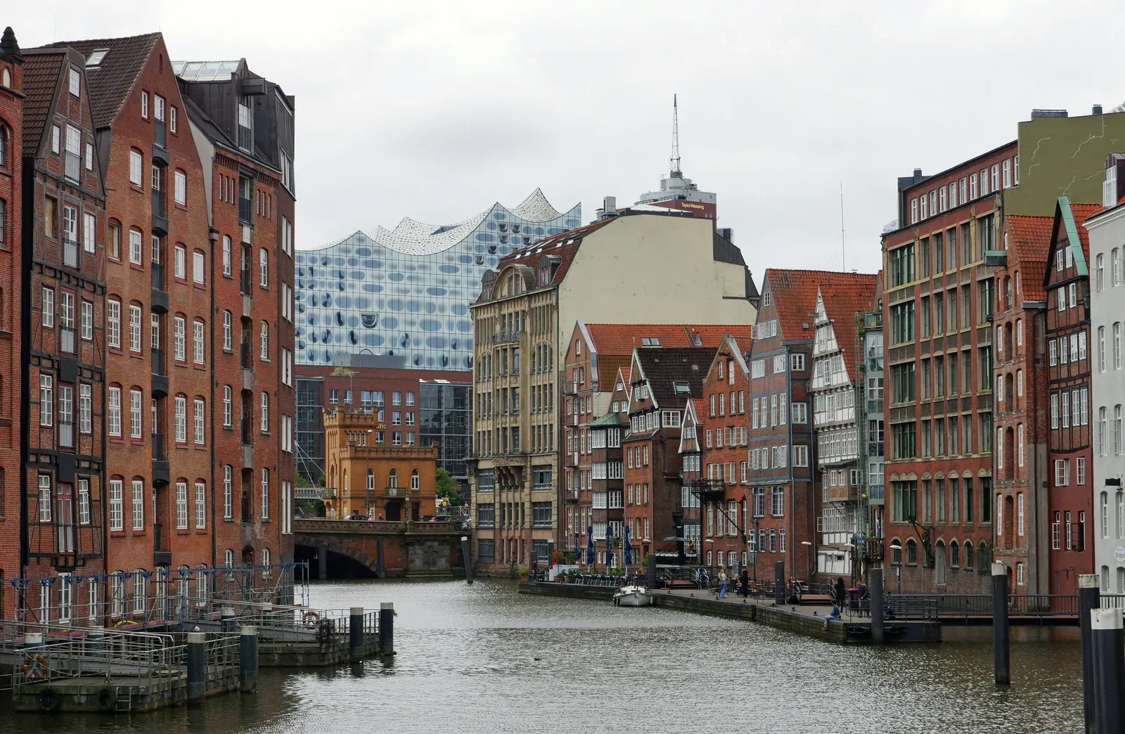 Hamburger Nikolaifleet mit Backsteingiebeln und der Elbphilharmonie dahinter