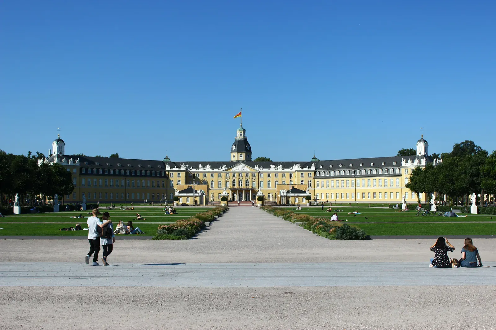 Karlsruher Schloss am Ende der Fächerachse