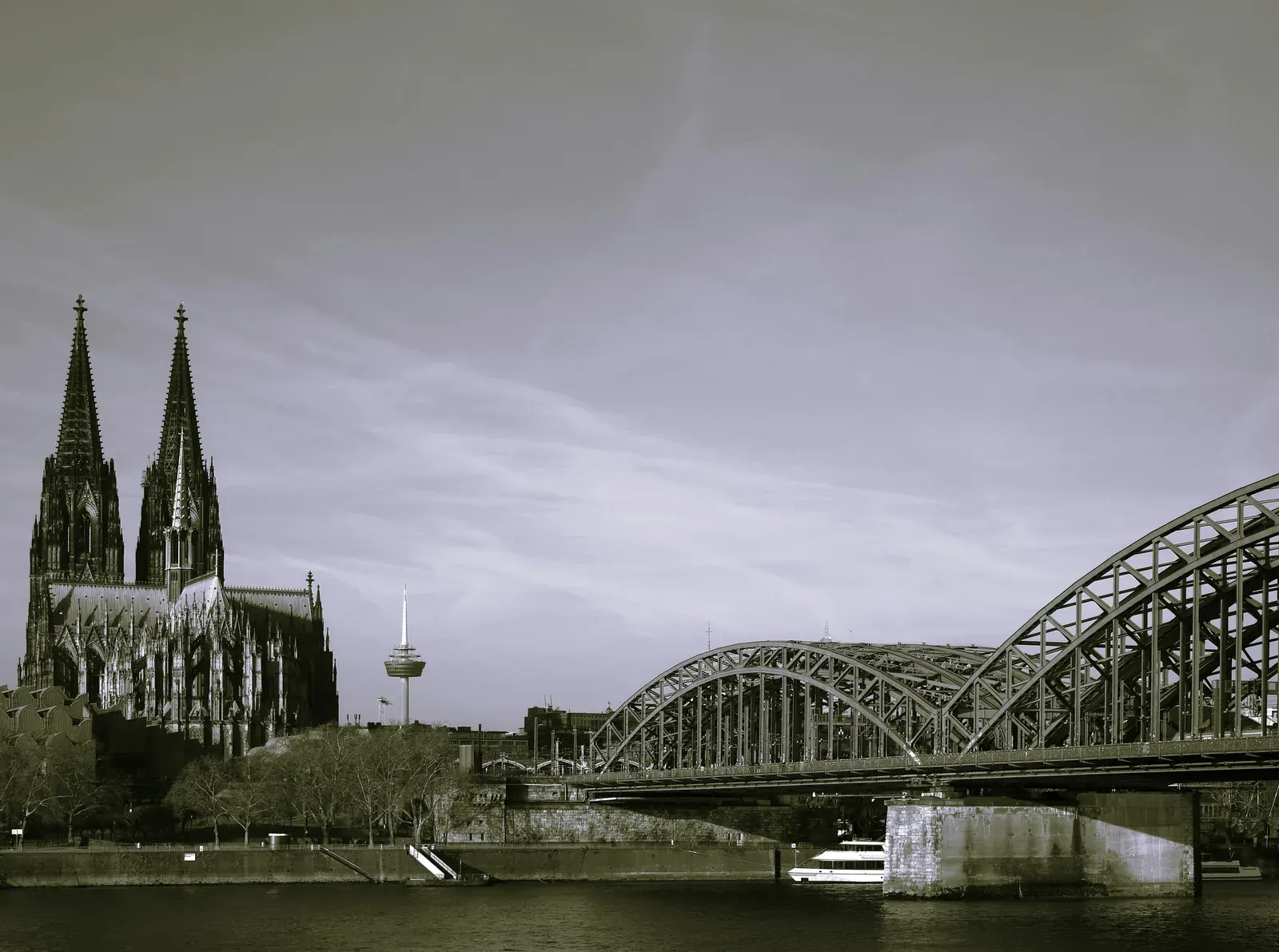 Kölner Dom und Hohenzollernbrücke über dem Rhein