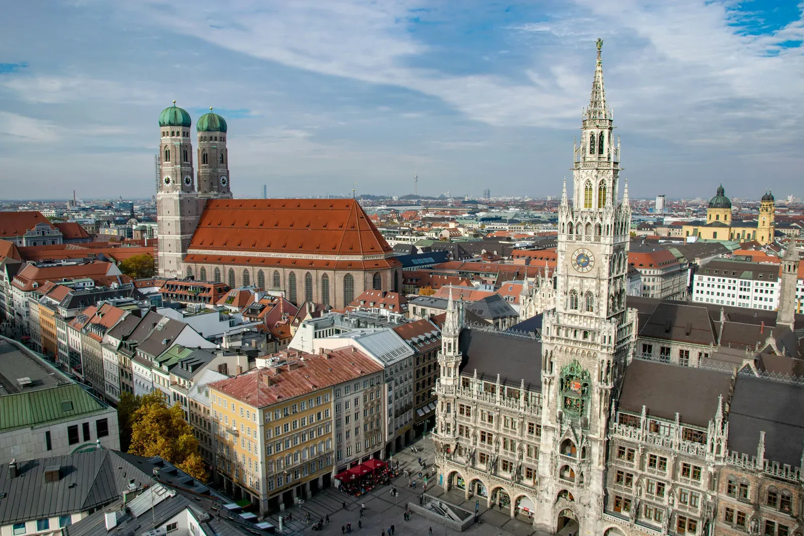 Münchner Marienplatz mit Neuem Rathaus und den Türmen der Frauenkirche