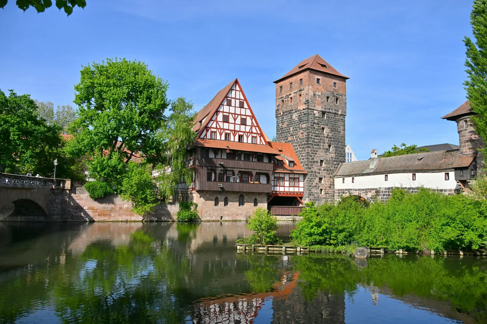 Nürnberger Weinstadel und Wasserturm an der Pegnitz