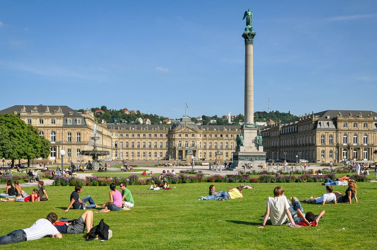 Stuttgarter Schlossplatz mit Neuem Schloss und Jubiläumssäule