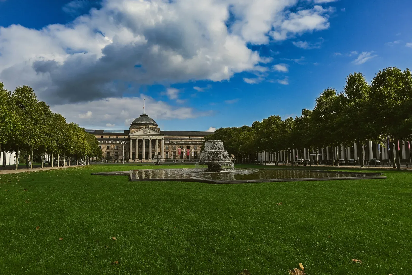 Wiesbadener Kurhaus mit Springbrunnen auf dem Bowling Green