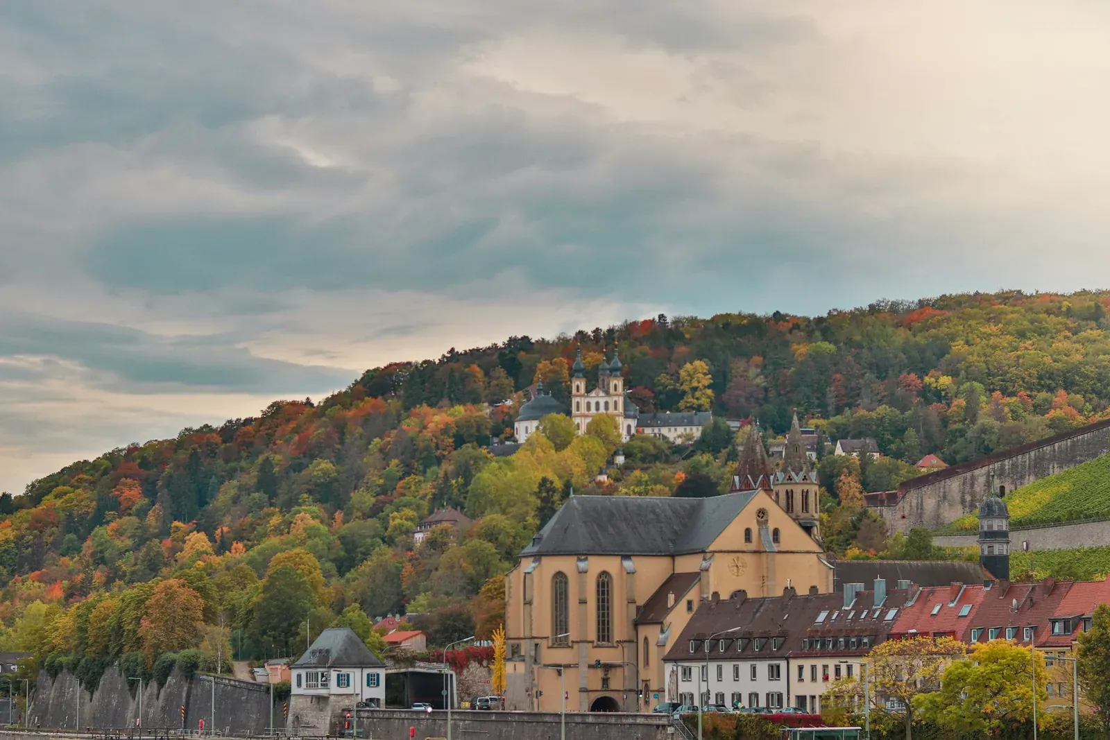 Würzburg am Main mit dem Käppele über den Weinbergen und der Festungsmauer