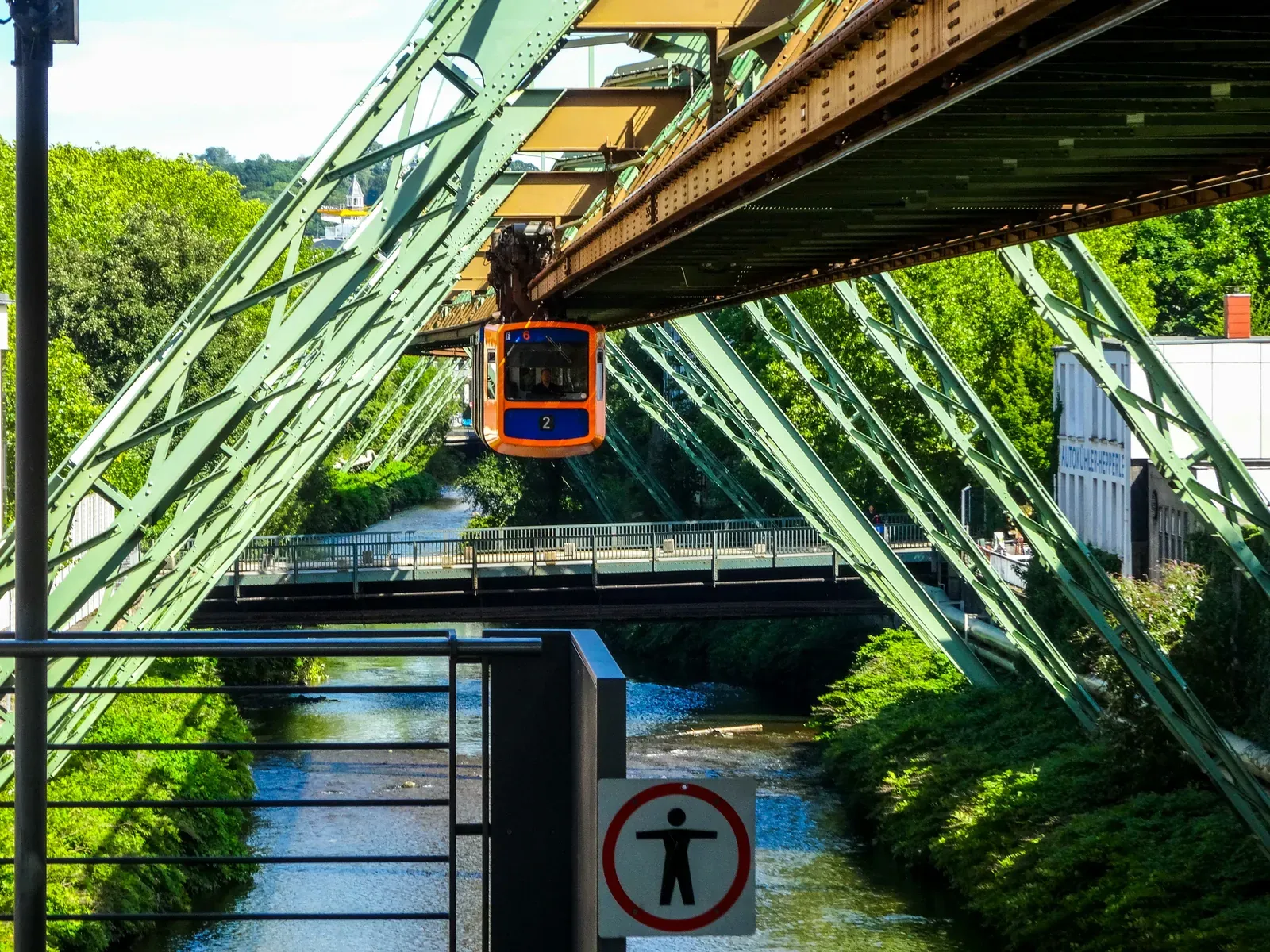 Wagen der Wuppertaler Schwebebahn über der Wupper