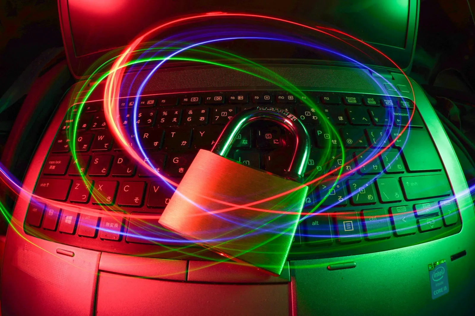 Vorhängeschloss auf einem Notebook mit Lichtspuren